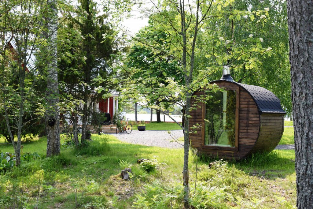 villa, sauna, maaseutu pieni tynnyrisauna maalaismaisemassa kuuluu maatilamajoitukseen