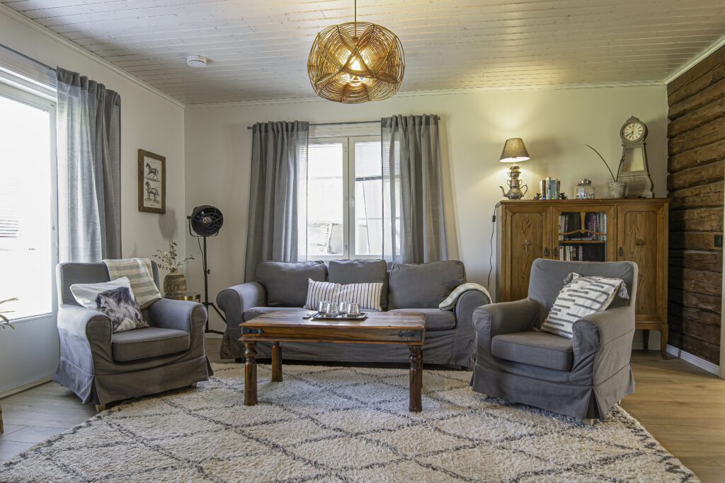 Nybacka Torp hirsitalon olohuone Raaseporissa