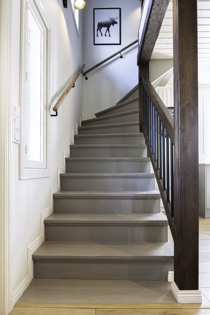 Puiset rappuset Nybacka Torpin yläkertaan Tammisaaressa